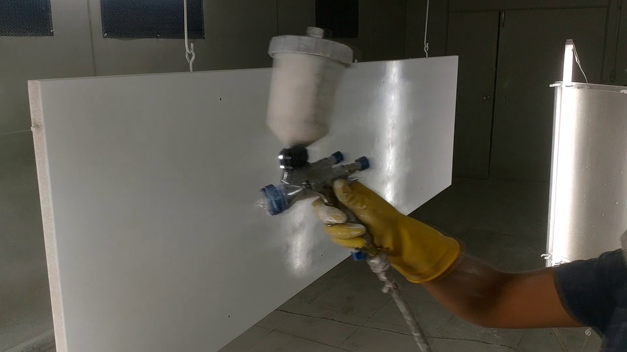 Laqueação PU branca acetinada em MDF