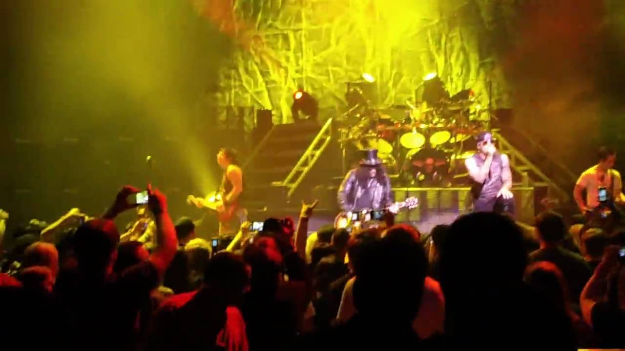 Avenged sevenfold - Its So Easy (GnR Cover) with Slash (live) nokia la live, downtown LA, 4/16/09