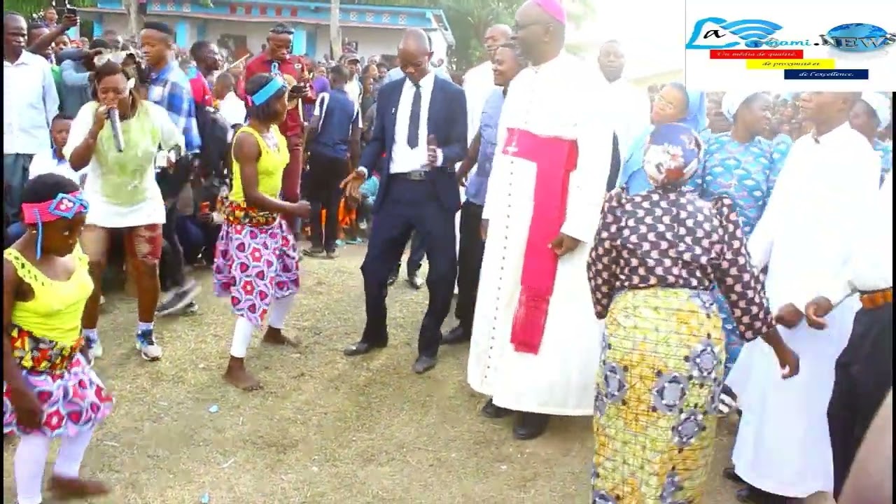 PAS DE DANSE DE Mgr  FÉLICIEN NTAMBUE KASEMBE AU JUBILÉ DE LA PAROISSE ST KIZITO BASHIMIKIE.