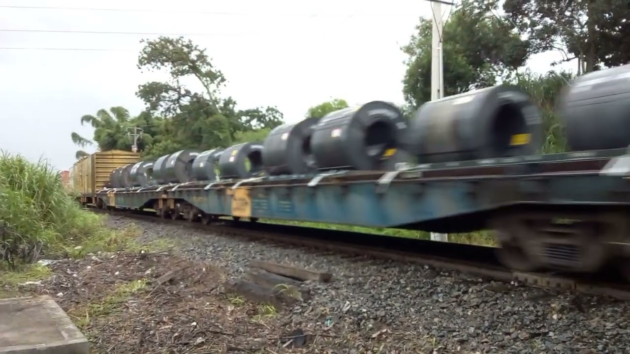 Maquinista gente boa, trem com carga geral passando em Taubaté com segunda locomotiva AC44I 7378-7.