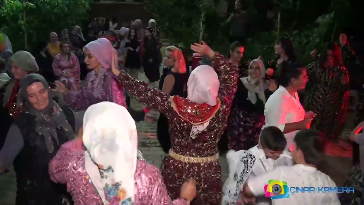 Yöresel kıyafetlerle Doğanhisar düğünü.