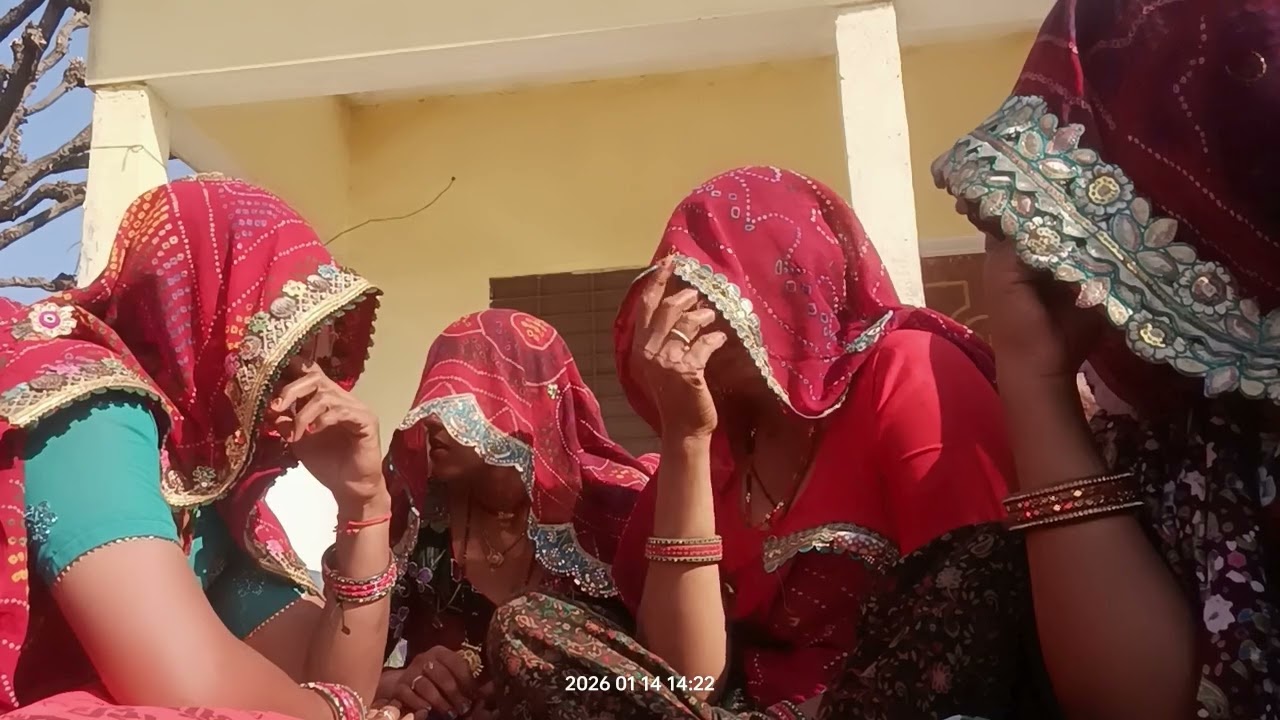 दो दो लाडू जिमती बर्फी तो राखी हाथ में 