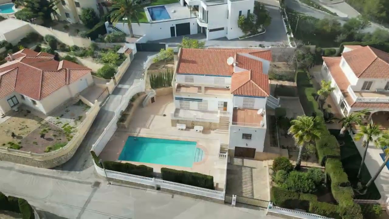 Dron de la encantadora villa en una zona tranquila y vistas al mar en Calpe.
