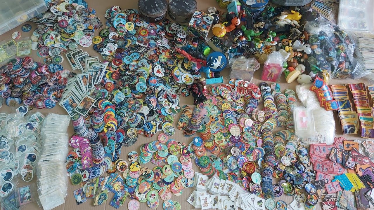 Una Caja Grande Con Varios Kilos De Tazos Y Promocionales De Antes