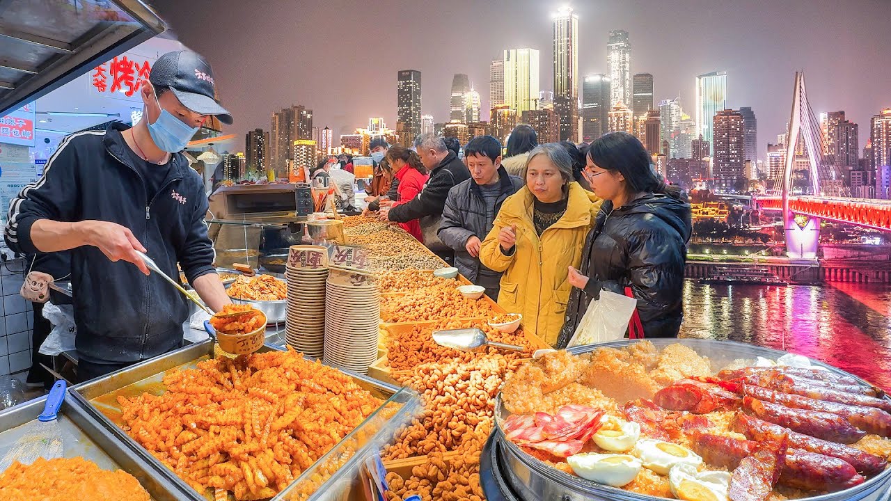 中國重慶年輕人最愛的觀音橋夜市，上百個攤位美食，重慶本土網紅小吃丁家坡洋芋，手工現做冰湯圓，老媽兔頭麻辣鮮香，怪味胡豆本地人最愛，烤鴨卷必吃！感受年輕人的夜市美食，體驗重慶的熱辣煙火！