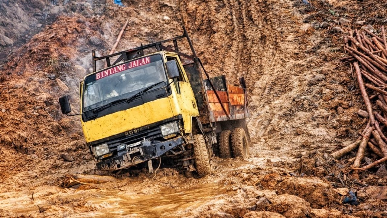 Parah Betul Truck Harus Berjuang Di Jalan Extreme Penuh Lumpur