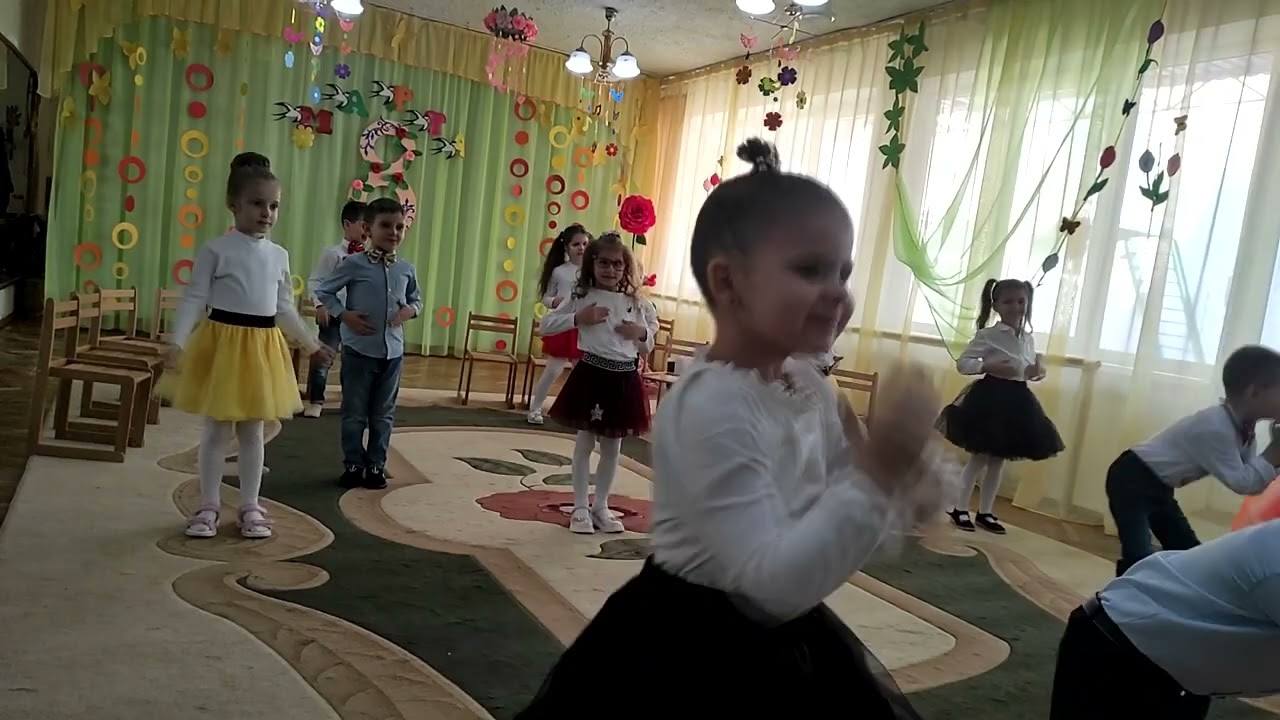 7  8 марта в  саду.