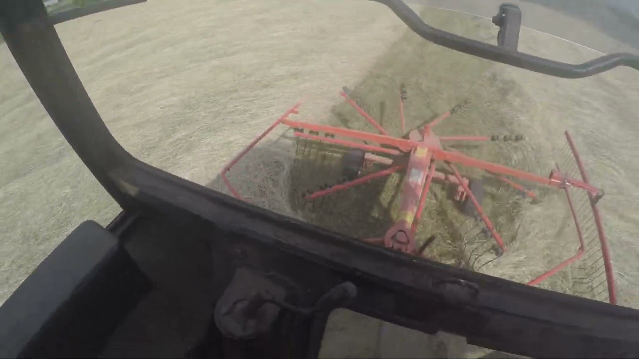 Heu schwaden mit dem Zetor 5211 und Kuhn GA 300 GM