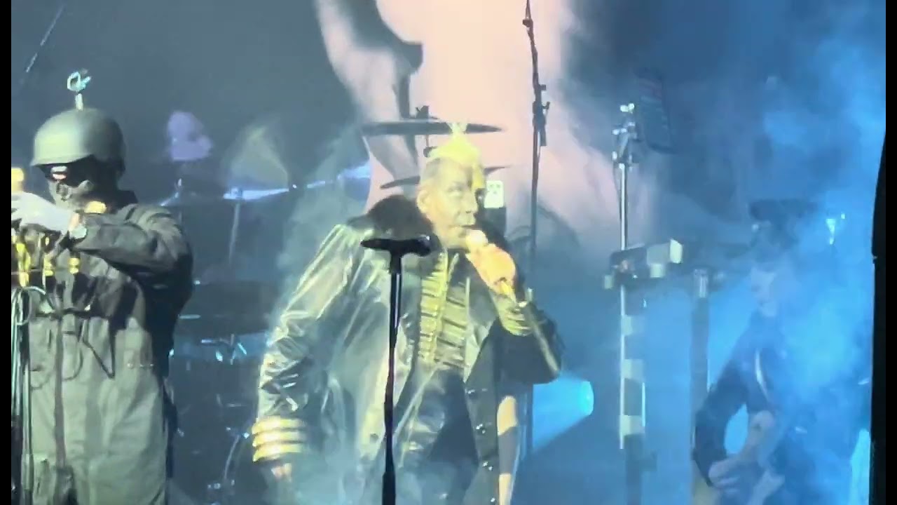FAT @TillLindemann_official #tilllindemann #fat #lindemann #perthcity #metal #meinewelttour 