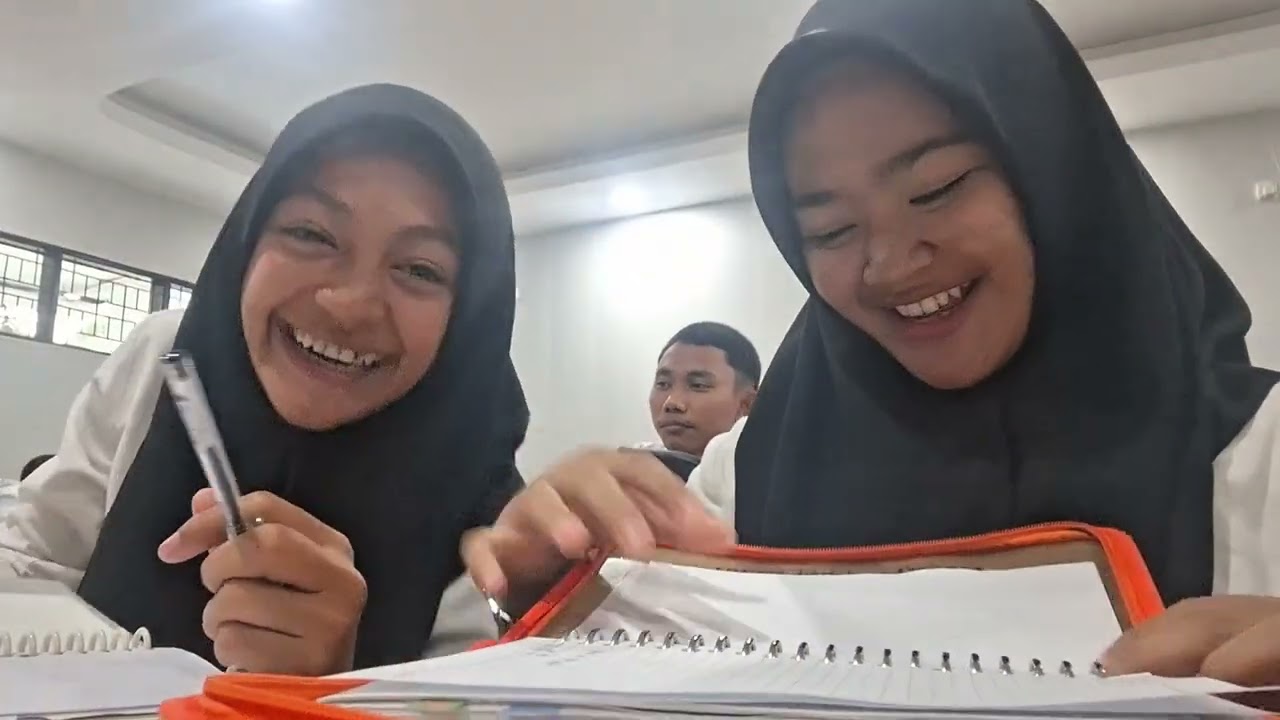 English task,second task (My daily routine vlog) Saskia pradini putri