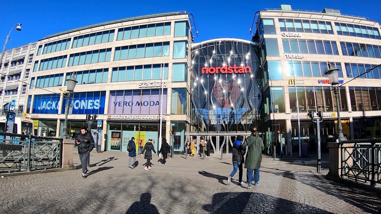 Går runt i Nordstan. Göteborg.