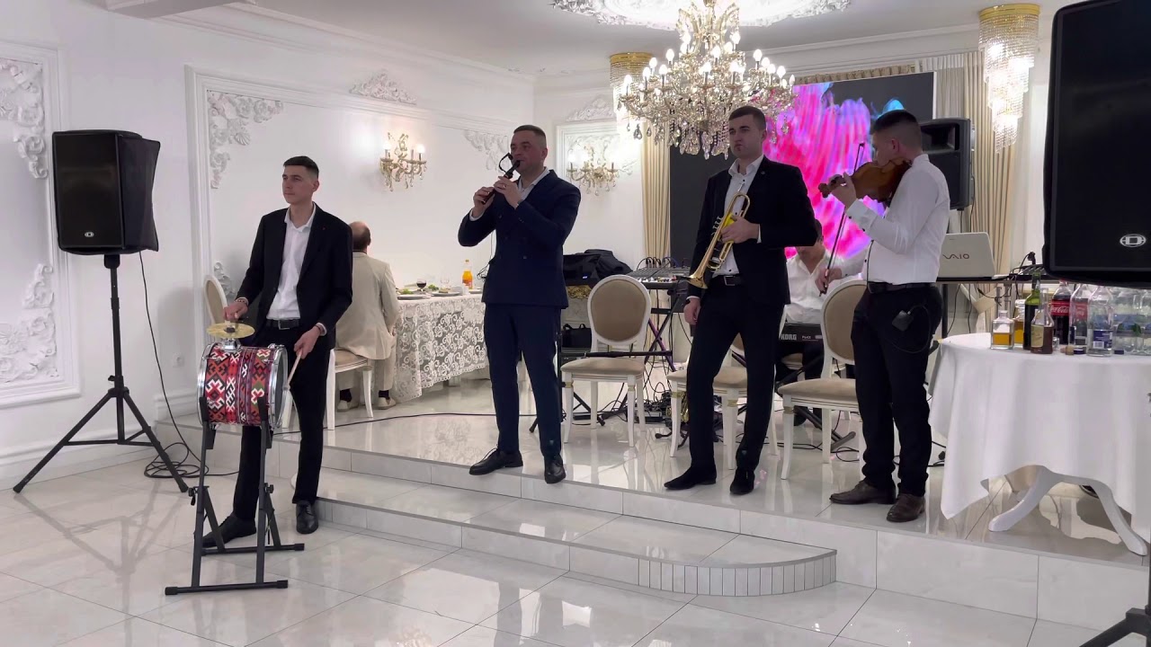 Formatia „Dor Bucovinean”Cernauti  Ion Fedorciuc cu un colaj frumos la fluier 🎼🎹🎻🎺🥁