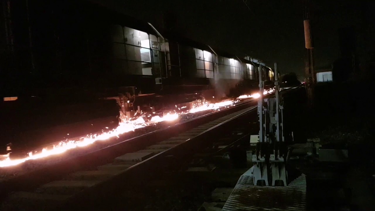 GRIZZLY 101 le train meuleur en plein travail