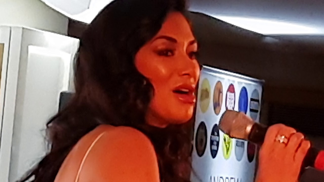 Nicole Scherzinger Sings 