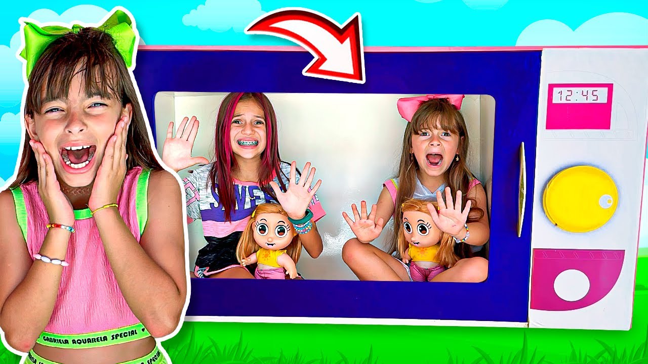 Laurinha finge brincar com microondas mágico de brinquedo | pretend play with toy microwave