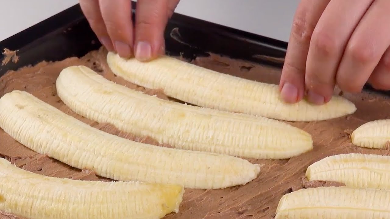 Mettez 10 moitiés de bananes sur le gâteau. Ça en jette !