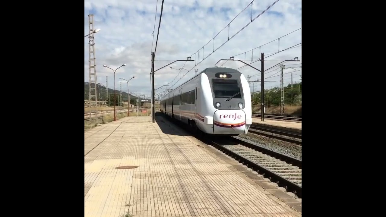 Renfe 449 Media Distancia a toda velocidad. La Encina (Alicante). Julio 2021.