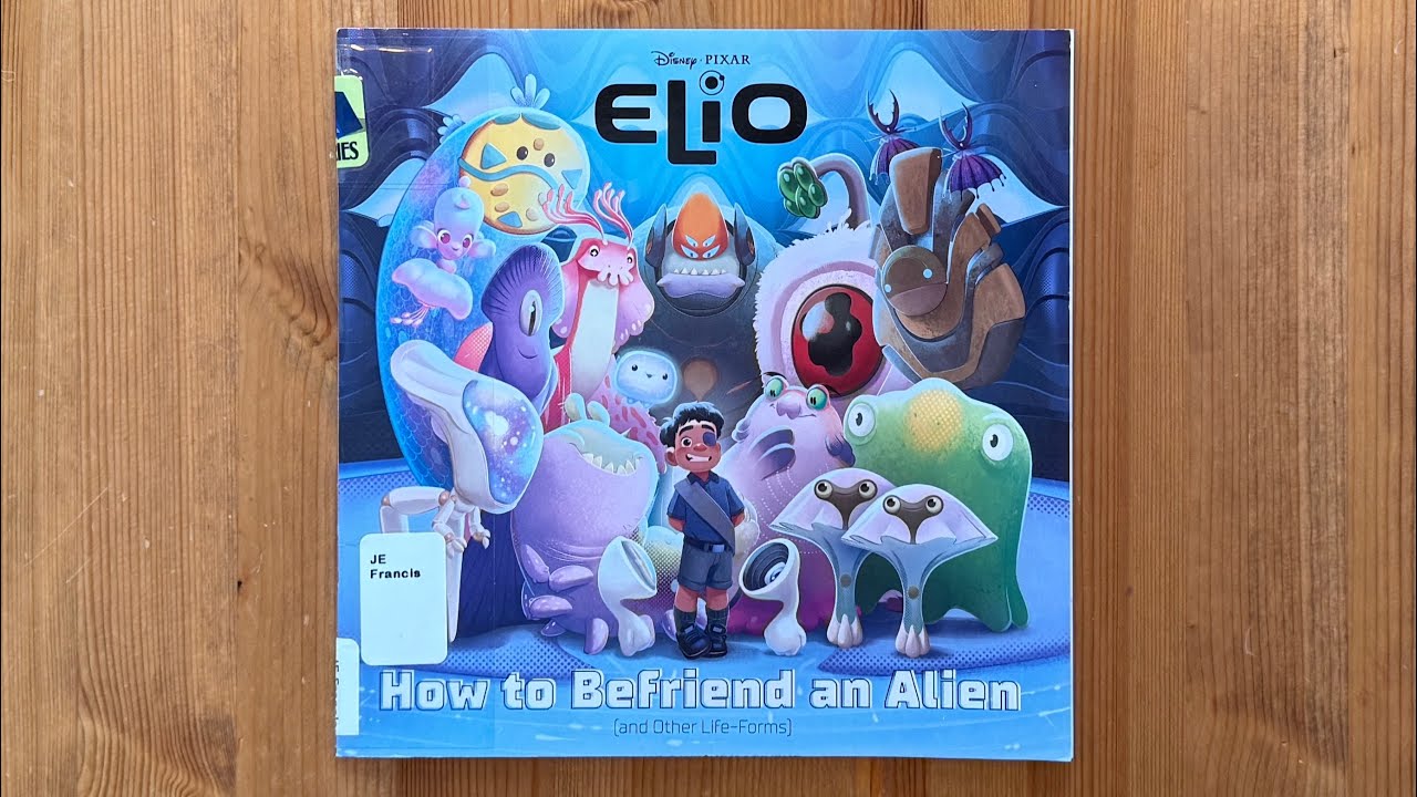 Эш читает книгу Элио «Как подружиться с инопланетянином» (Disney/Pixar) Сюзанны Фрэнсис.