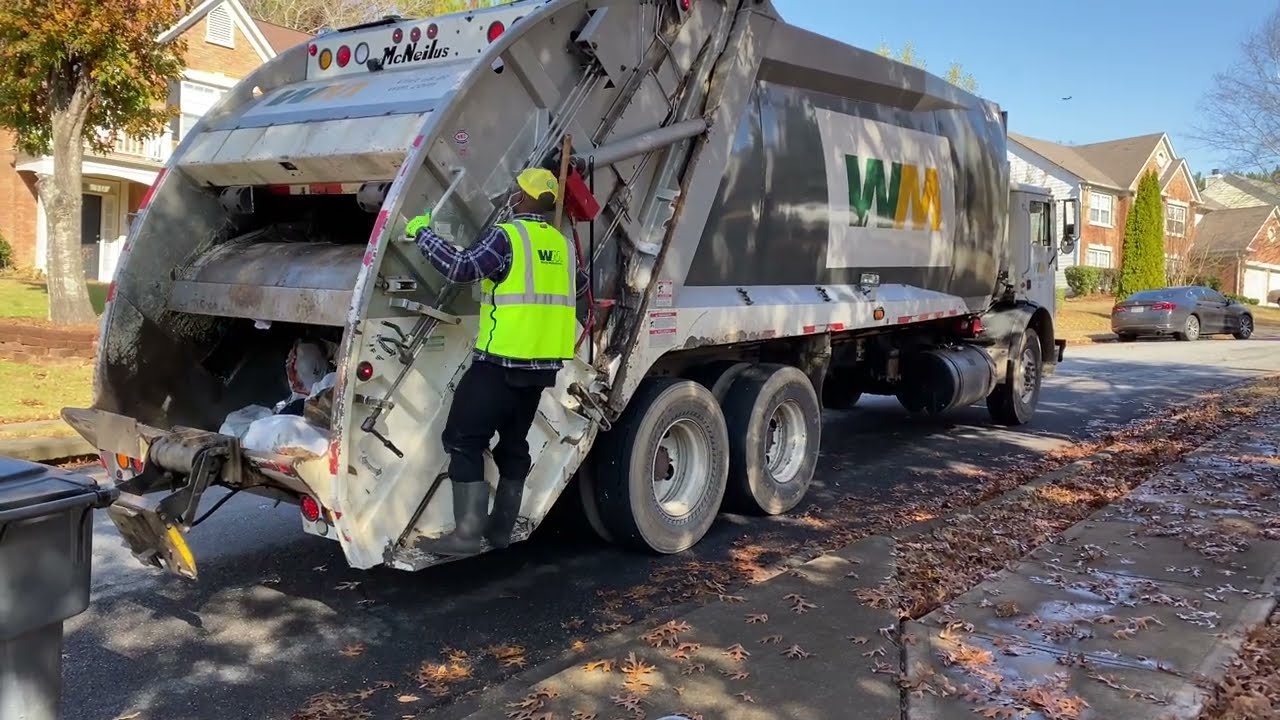 2005 Mack MR Mcneilus Rear Load Garbage Truck