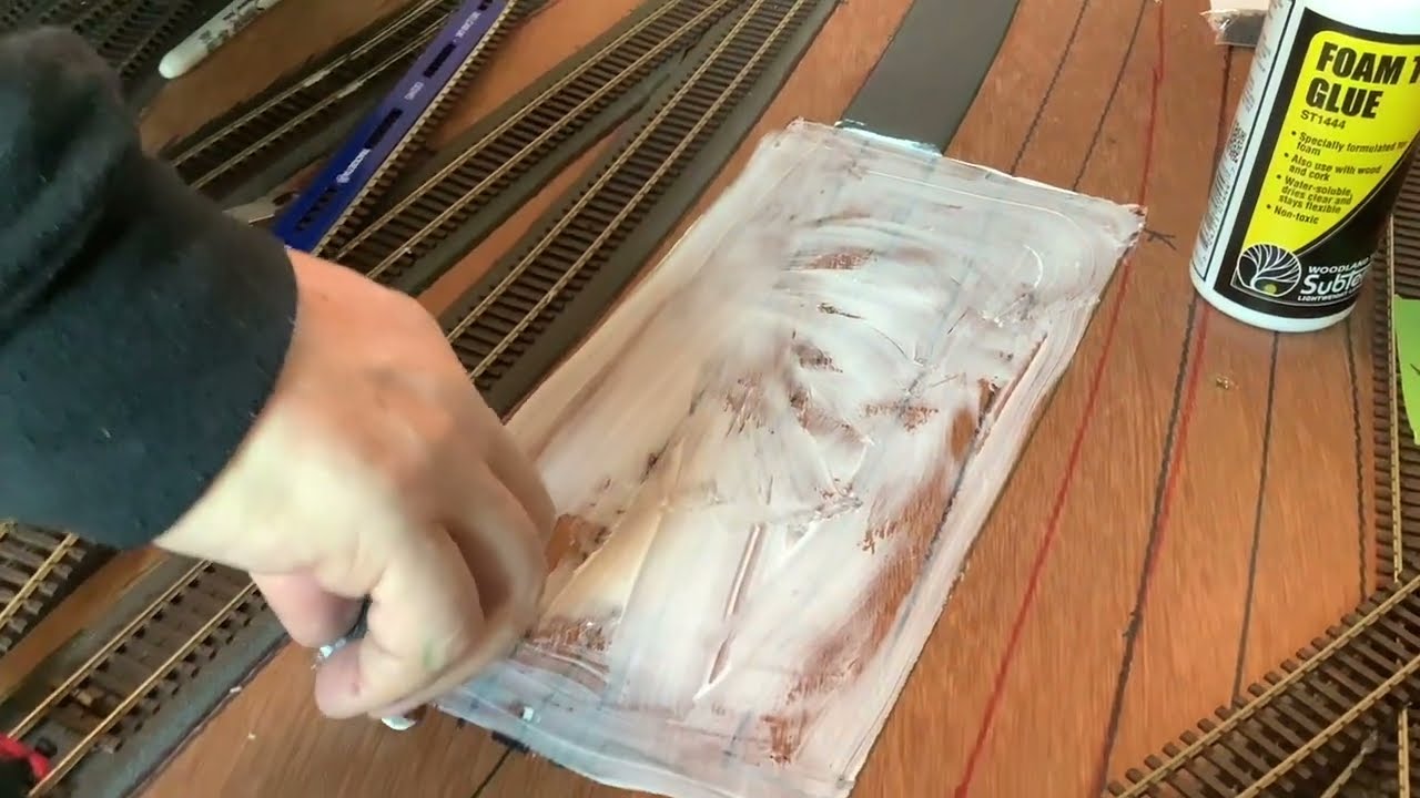 Part 9. Spring Yard fold up DCC model railway. HELJAN turntable and transition track and sidings.