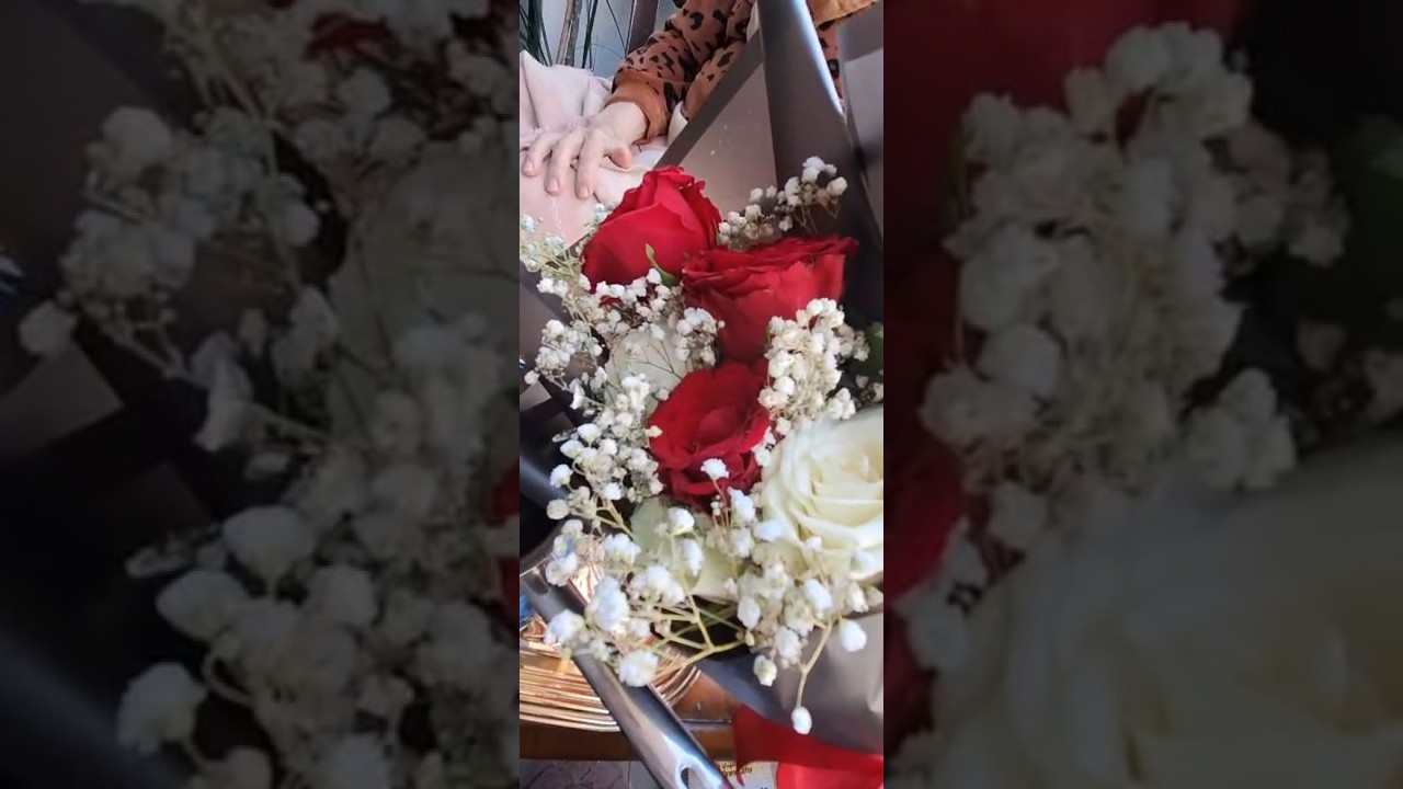 ورد💐 وشوكلاتة🍫 لعيد ميلاد🎂 ماما ال75 الله يحفظها ويكتبلها الشفاء العاجل التام🤲🏻💞😻