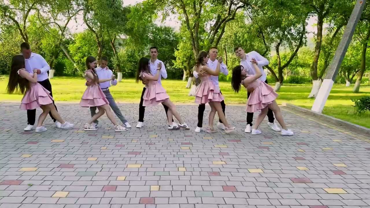 Випускний вальс 2025 Вікнянської гімназії/Анна Трінчер - Школа