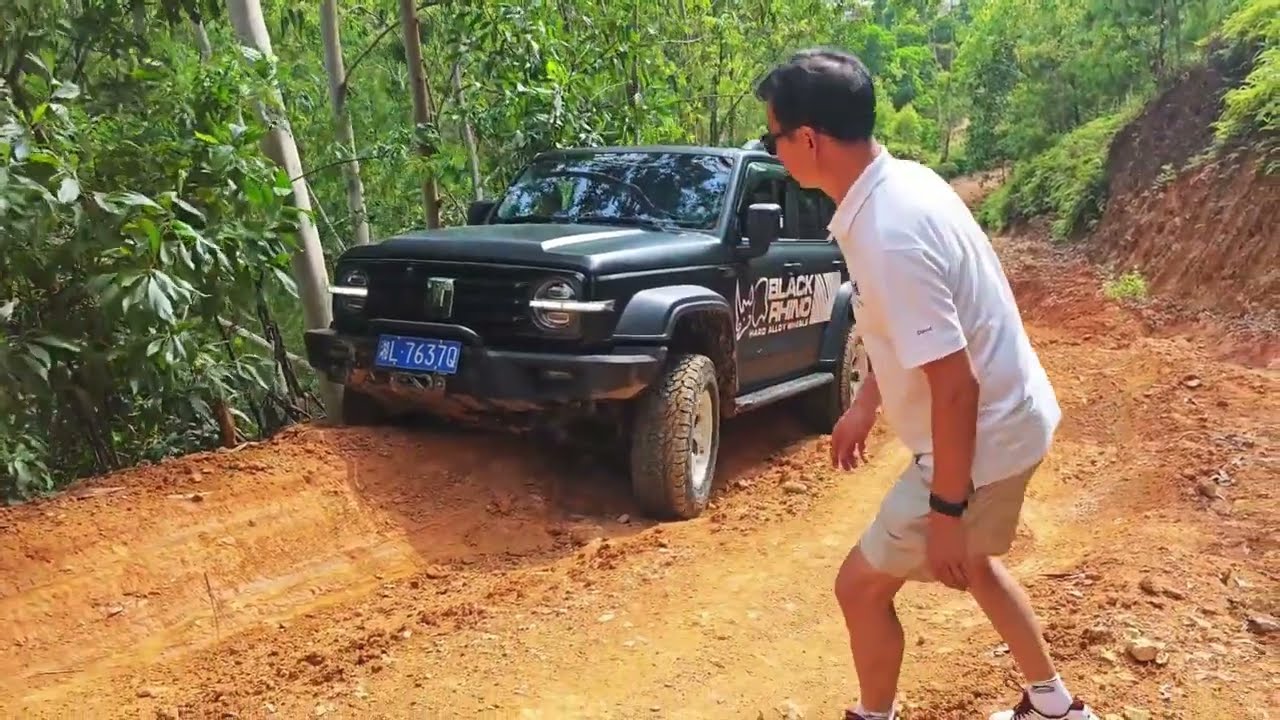 Toyota FJ vs WEY Tank 300 - Off-roading