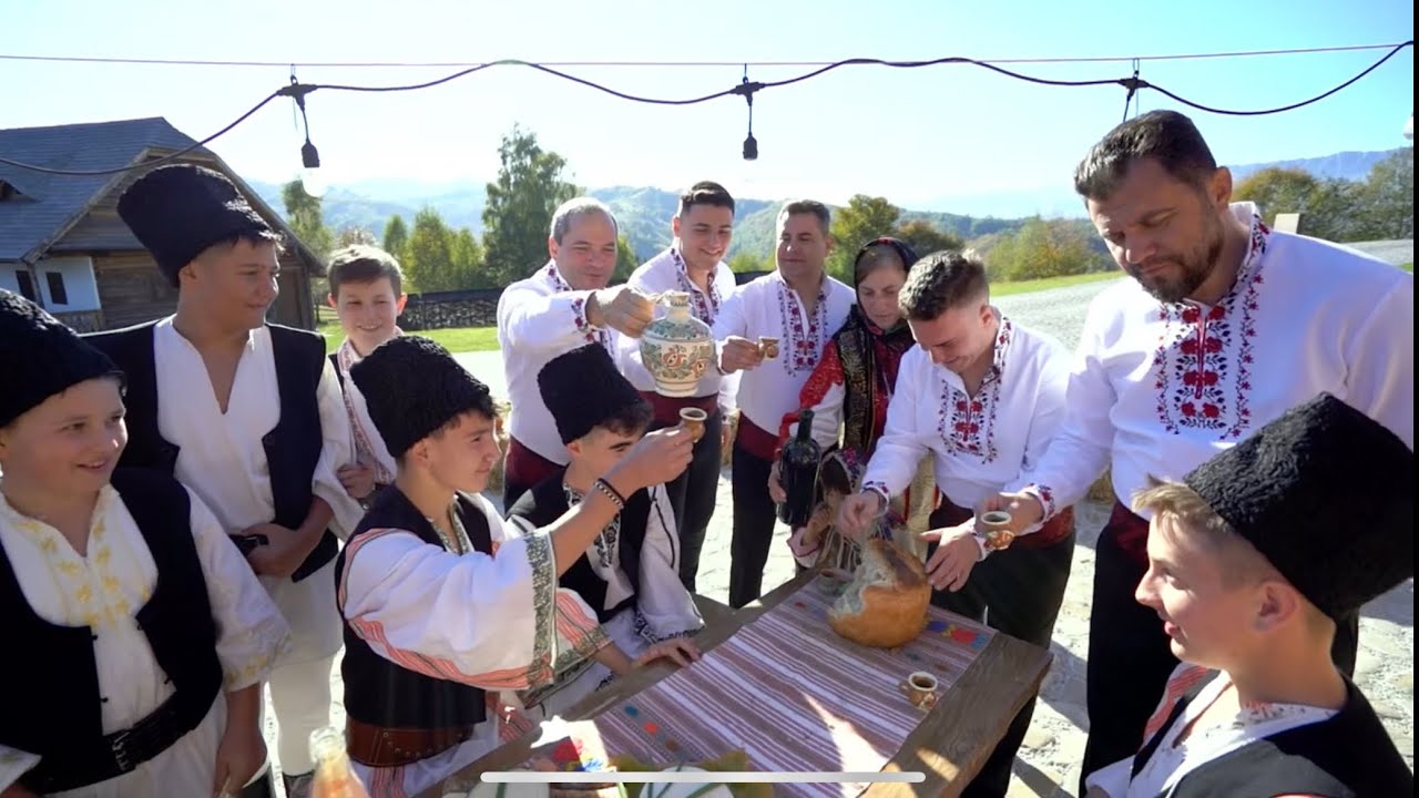 Grupul Vocal Folcloric TRADITIONALII - Ne mândrim cu România
