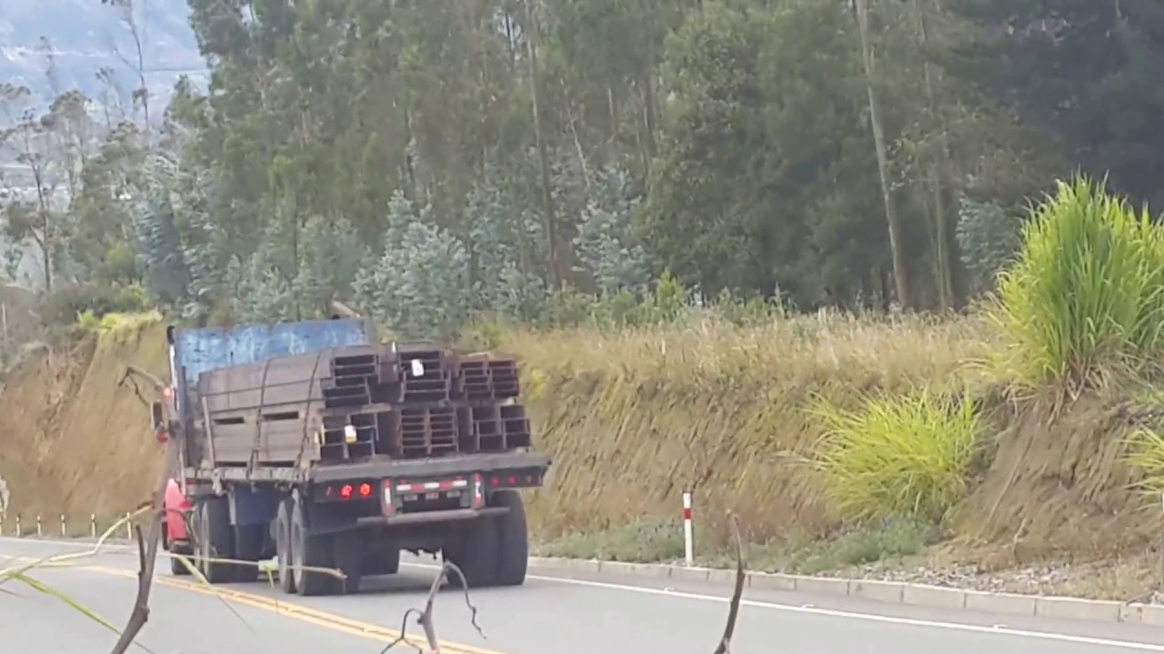 Freno de motor impresionante de un Autocar at64 1987 circulando cargado por una bajada muy empinada