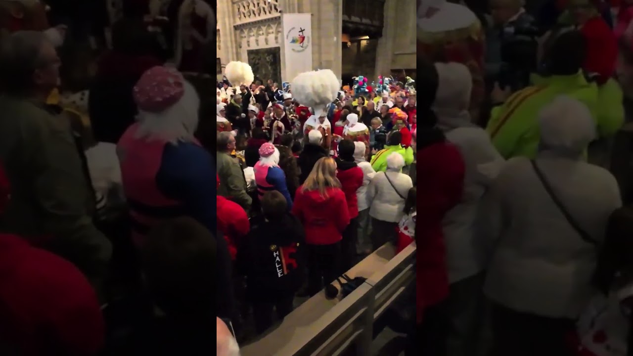Kaarsofferande in de basiliek door de Gilles & Pierrots van Groot Halle in de  Sint Martinusbasiliek