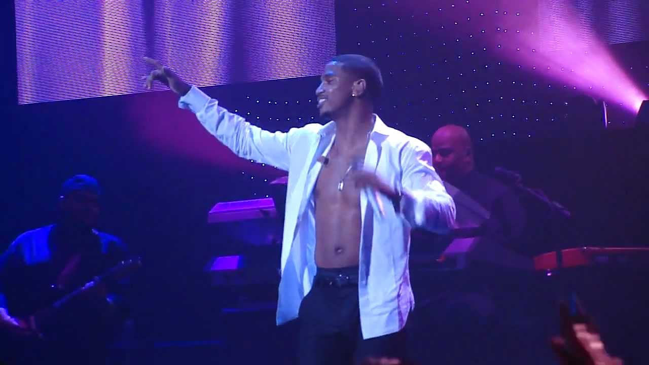 Trey Songz performs Can't be Friends on Anticipation 2our @ Oakland Paramount Theatre.[HD]