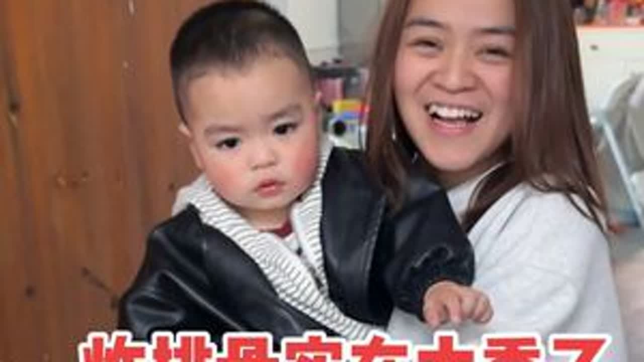 农村的年味越来越浓，公公买一百多斤猪肉油炸，外焦里嫩香气十足 萌娃见到都忍不住抱一根大排骨吃！#分享家乡美食 #我的乡村生活 #美食制作 #年味 #萌娃