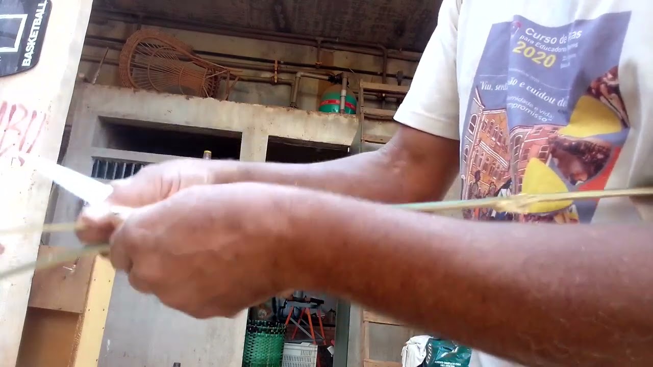 como preparar as fitas de bambu para fazer um cesto. fazendo a cesta parte 1