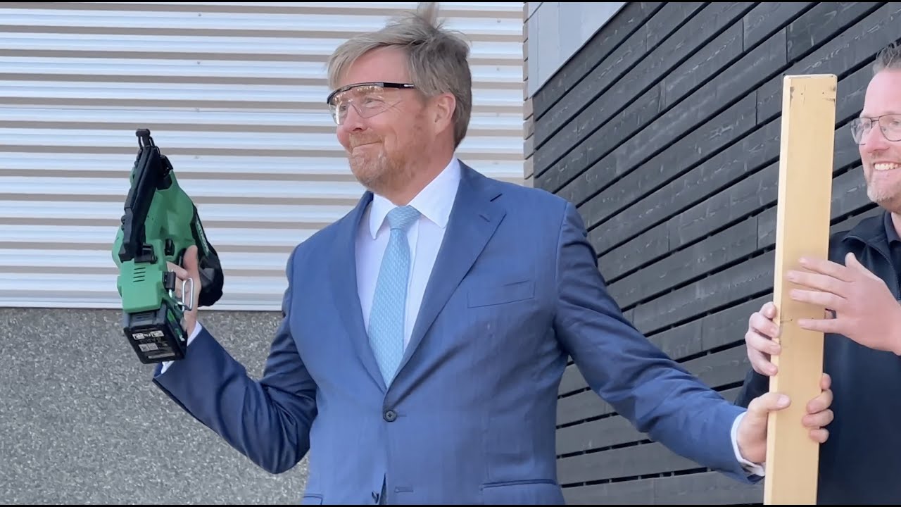 Klussende koning Willem-Alexander: laatste schroeven voor prefab-huis