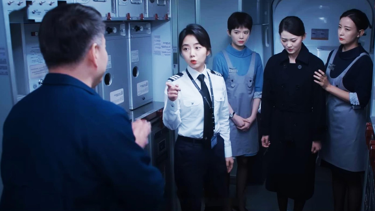 乘客騷擾空姐死不承認，灰姑娘霸氣出頭，一招讓他乖乖認錯！