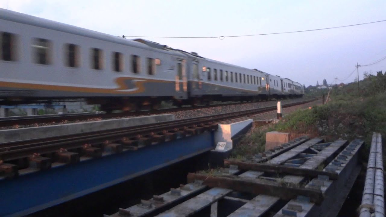 Dua Kereta Api bertemu diJalur Ganda baru