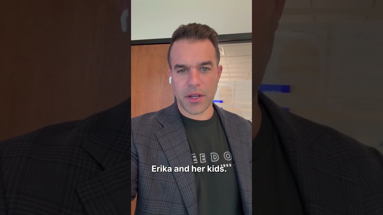 Przyjaciel Charliego Kirka, lider TPUSA Andrew Kolvet, składa hołd w pierwszą rocznicę śmierci Ki...