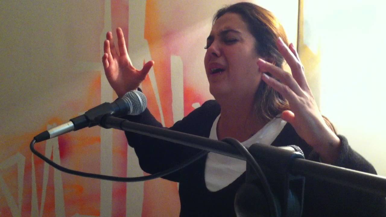 Alba Molina canta 
