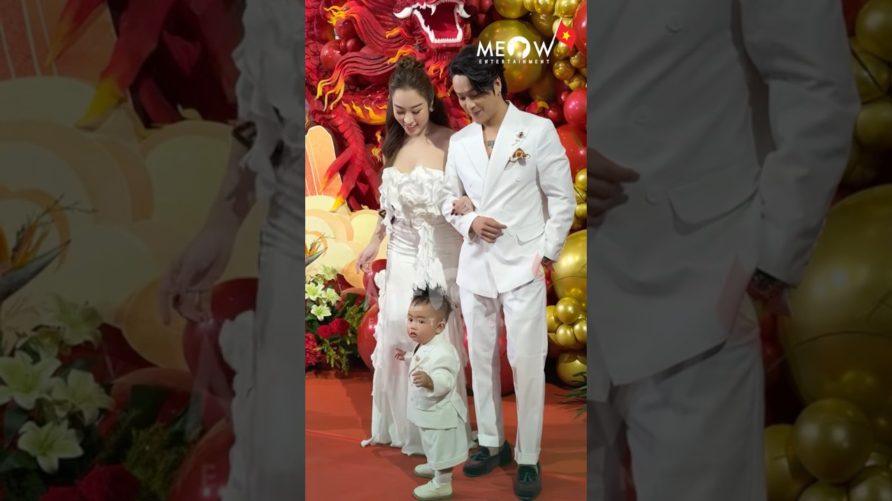 Vợ chồng ca sĩ TiTi (HKT) hạnh ph&uacute;c b&ecirc;n cạnh con trai Gia Long tại tiệc th&ocirc;i n&ocirc;i