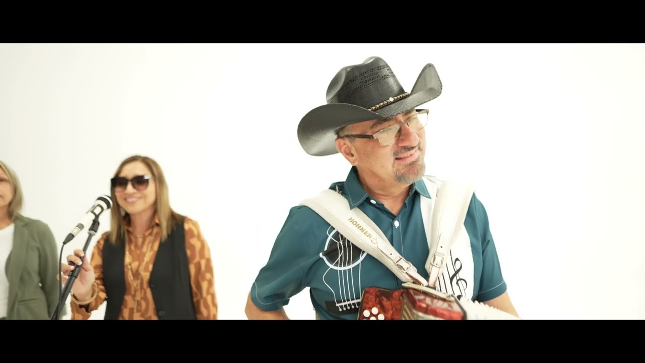 Paul Ochoa Y Los Milagros featuring Daniel Ochoa  - La Cumbia De Jesus