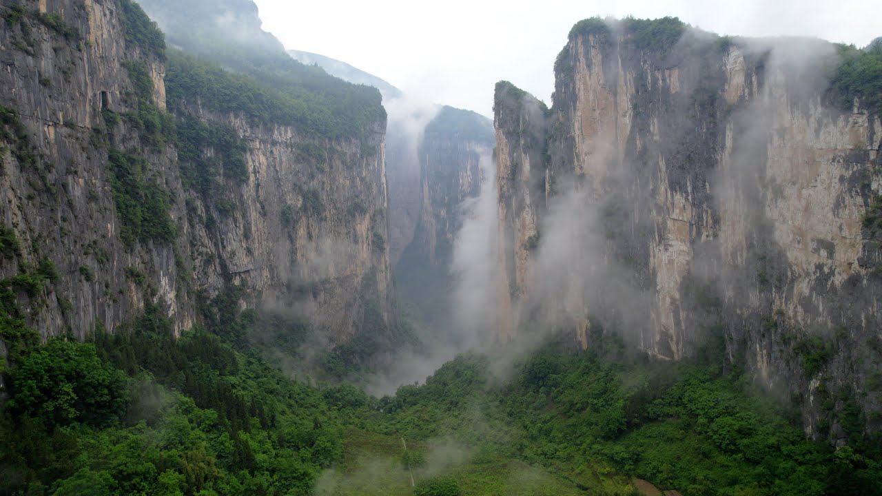 重庆奉节旱夔门，两扇巨型石壁拔地而起，在云雾中宛如仙界之门｜The Gate of the Immortal Realm in Fengjie, Chongqing