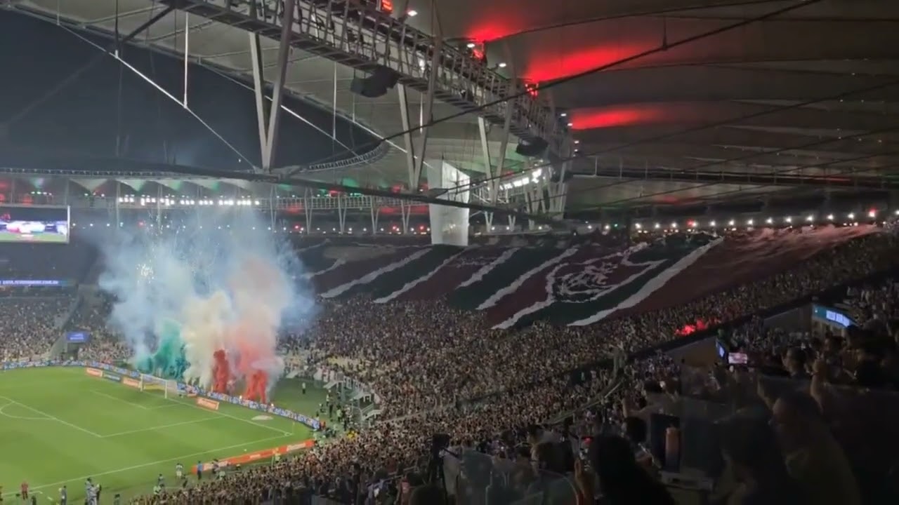 Bandeirão do Fluminense Cobre o Setor Sul do Maracanã 