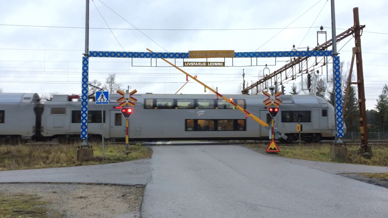 Bommar ur funktion i Skebokvarn / Barrier malfunction on swedish level crossing