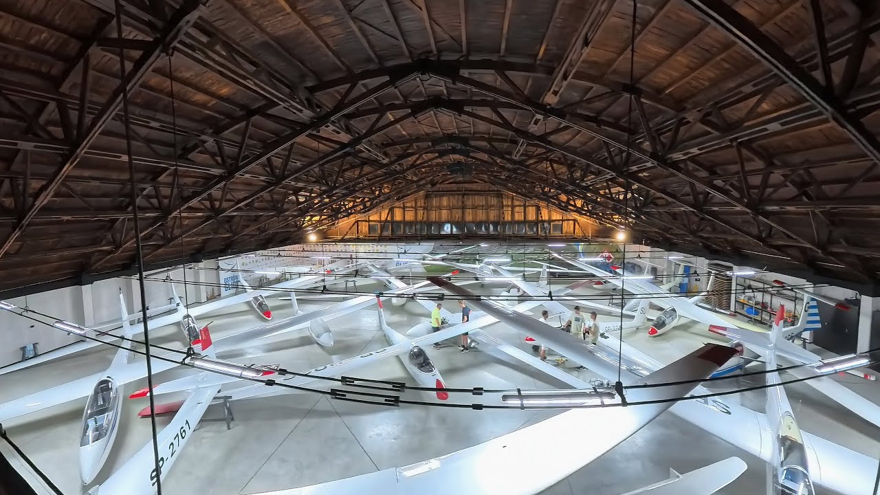 2025.07.04 Aeroklub Ostrowski, hangar, przygotowania sprzętu.