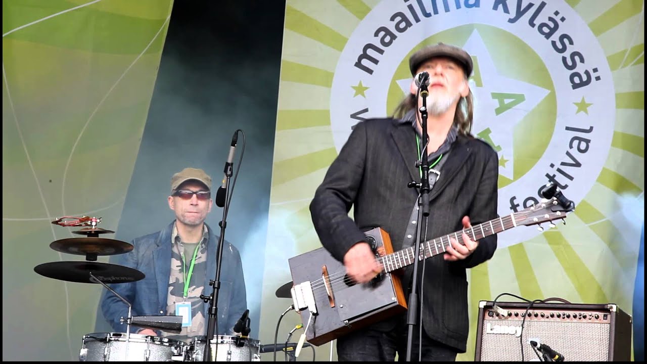 Tuomari Nurmio: Paavi Roskapankissa - Live 28.5.2011