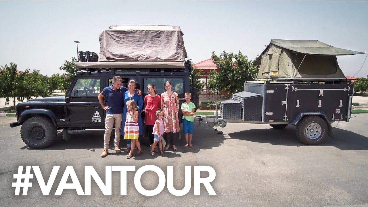 Ils vivent avec 5 enfants dans leur 4x4 Land Rover Defender