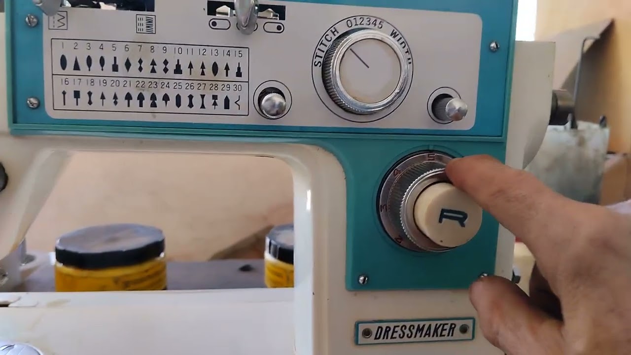 Máquina Dressmaker zig zag. desarmado de tensión y ajuste del carril.
