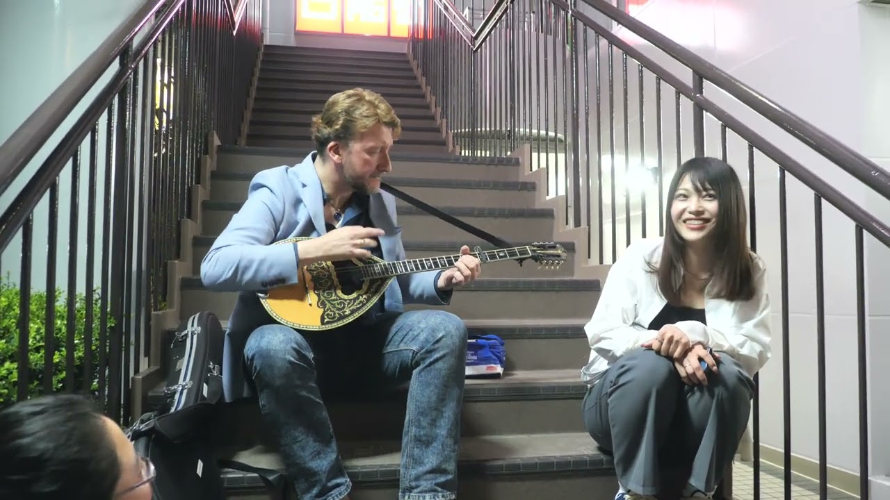 高槻Jazz Street【番外編】※ノリのいい美人女性と大阪の路上で突然始まった外国人ミュージシャンのライヴ #streetlive #music #japanesewomen
