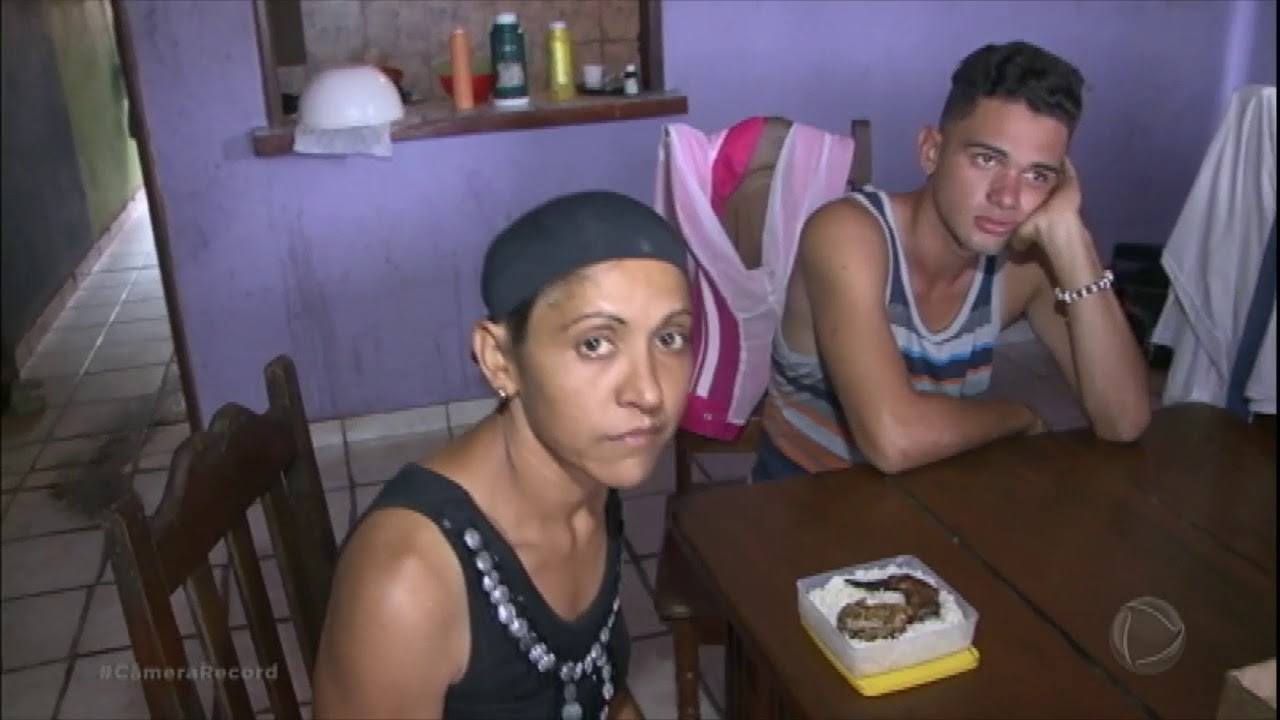 Venezuelanos improvisam para conseguir dinheiro em território brasileiro
