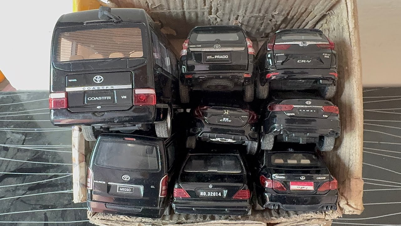 Vamos a elegir coches a escala diecast negros: Mercedes, Toyota, Mitsubishi Pajero, Honda Civic.